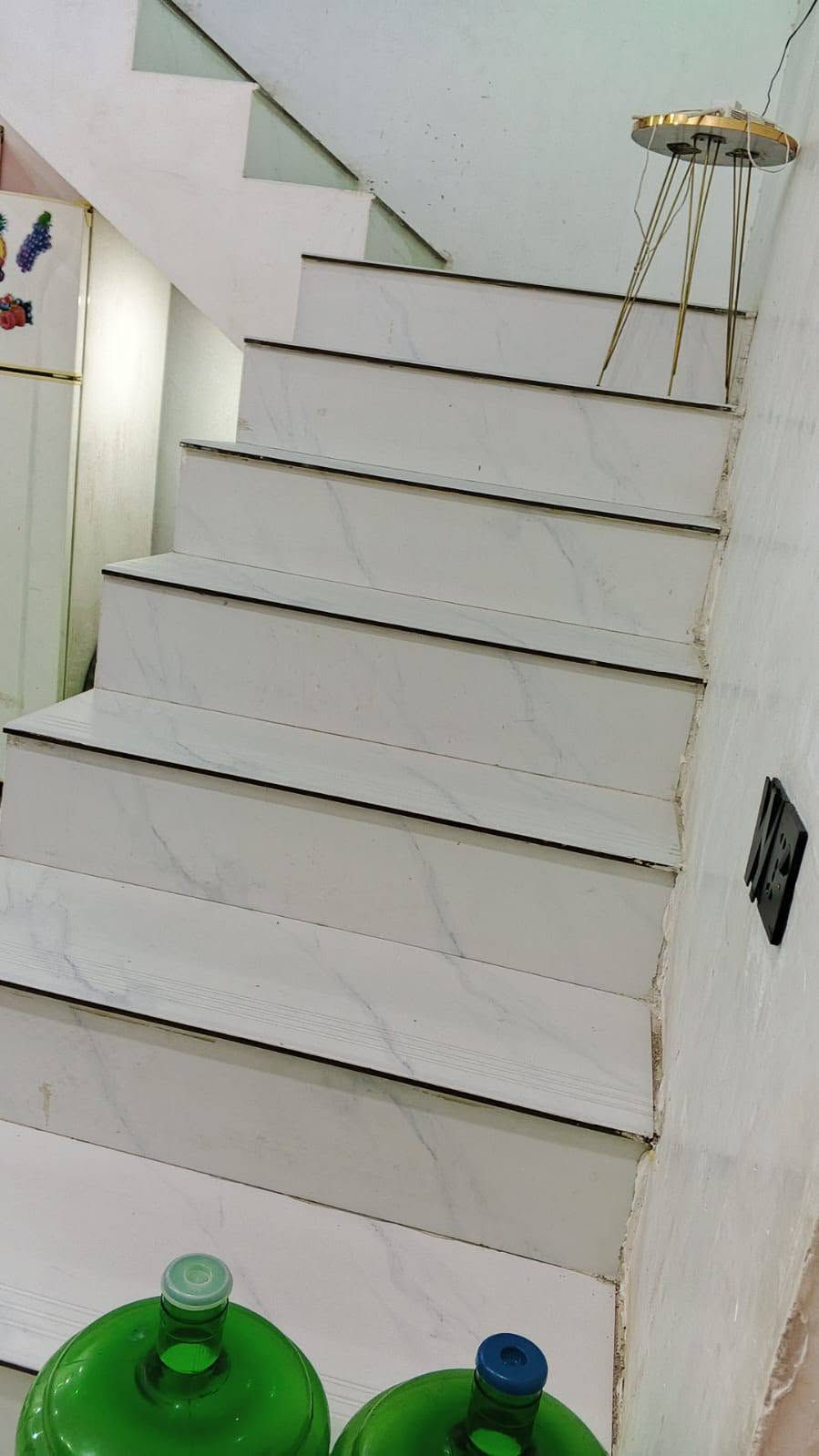 دار 🏠 للبيع مساحة 100 متر زراعي سند 25 قاط واحد بي غرفة نوم وحدة ومطبخ حار بارد وستقبال وممر وصالة وحمام خارجي وحمام داخلي وبيتونة وصطحين وستاير العنوان حي الرئاسة شارع عشرين كاع ابو رشاد كاملة خدمات مي مجاري كهرباء مقرنص تبليط السعر خاص ***********
