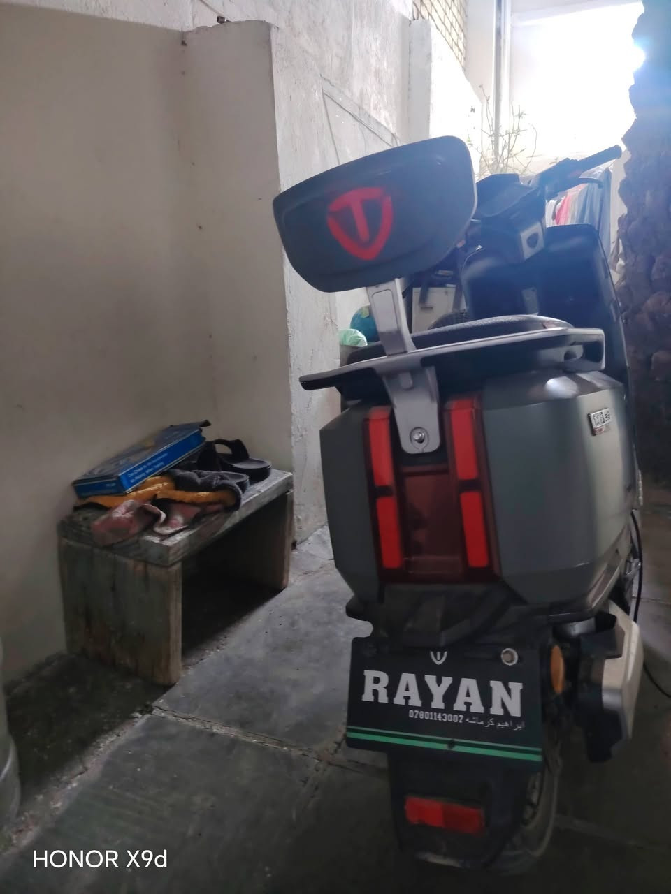 دراجة شحن وحش كون { ريان }
====================================
بطاريات ٦ مسطره
دبل اشاره
لايت عالي ناصي
رماش
نظام R
نظام P
سرعه، 90 حقيقي 
تمشيك 80  كيلو ب شحنه وحده
السعر 875  بيه مجال
مكاني بغداد حي تجار قرب أسواق مركزيه 
الاستفسار *********** فقط واتساب

نص مكتوب في الصور:
- HONOR X9d