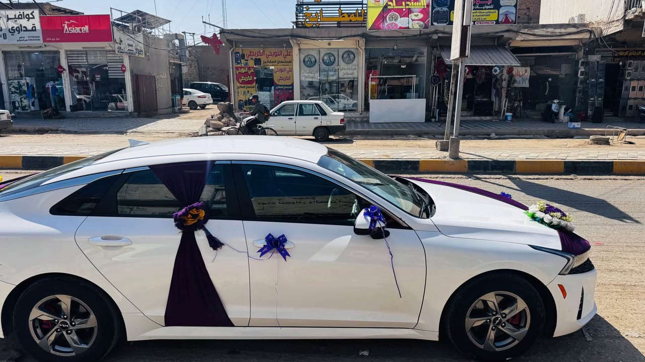 السلام عليكم كي فايف للبيع – K5 LXS موديل 2023 

ضرر السياره حافة قبق الجنطة فقط ،الباقي بدون دواخل وبدون ايرباك وبدون بچم مابيها اي ضرر غير قبق الجنطه الباقي كفاله 
المواصفات::
 . صندوق ذكي يفتح تلقائيًا عند الاقتراب (Smart Trunk)
 . محرك 1.6 لتر – 4 سلندر قوي واقتصادي
 . كير أوتوماتيك 8 سرعات (أفضل من CVT)
 . نظام دفع أمامي FWD
 
 .  أنوار أمامية LED + DRL (نهارية)
 
 . تشغيل بصمة (Push Button Start)+بصمة ابواب 
 . دخول ذكي بدون مفتاح على جميع الأبواب
 . تشغيل عن بُعد (Remote Start)
 . شاشة وسطية لمس 8 إنش تدعم Apple CarPlay وAndroid Auto
 . كاميرا خلفية عالية الوضوح
 . حساسات كاملة (+ خلفية)
 . نظام صوتي بـ6 سماعات عالية النقاء
 . تحكم كامل من المقود (صوت – شاشة – مثبت سرعة)
 . مثبت سرعة (Cruise Control)
 . تبريد كشنات وتدفئة ممتاز (مكيف إلكتروني)
 . مقاعد جلد
 . وسائد هوائية أمامية وجانبية (Airbags)
 . نظام الثبات الإلكتروني ESC + مانع انزلاق ABS
 . مراقبة ضغط الإطارات TPMS
 . مرايا كهربائية مع إشارات انعطاف
 . وضعيات قيادة (عادي – رياضي – اقتصادي)
 . إنارة داخلية 
 . مساحات أوتوماتيكية + حساسات مطر
 . مخارج USB أمامية وخلفية + شاحن سريع
 . جنطة خلفية واسعة جداً بفتحة كهربائية
رقم السياره قادسيه معوقين 
مكان السياره الديوانية رقم التواصل 
*********** ديوانية, القادسية
