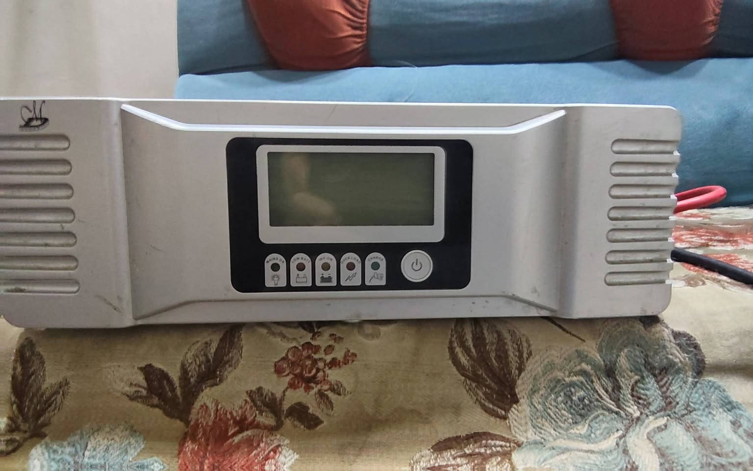 عاكسه كهرباء 1500vA
4ب 1 تصير محوله و يوبي اس وشاحنه وAVR
نظيفه وتشتغل بس نقصها بطاريه 
المكان كوت
للتواصل على التفاصيل ***********
