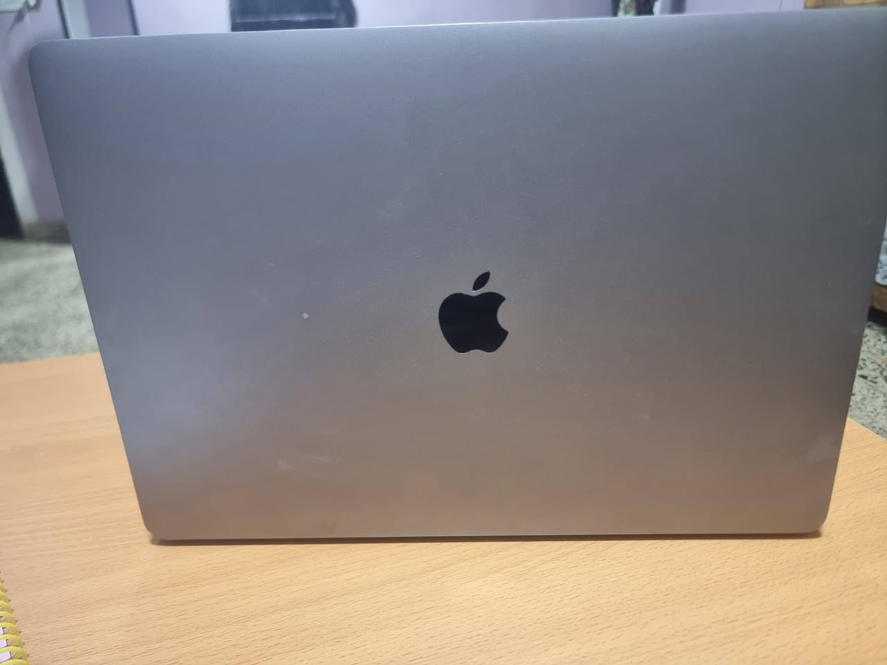*🔥 للبيع MacBook Pro 15 2018 i9 - نضيف* 🔥
*المواصفات:*
- *المعالج*: Intel Core i9 6-Core 2.9GHz
- *الرام*: 16GB DDR4
- *التخزين*: 256GB SSD سريع
- *كارت الشاشة*: Radeon Pro 560X 4GB منفصل
- *النظام*: macOS Sequoia احدث اصدار
- *الحالة*: 8.5/10 نظيف، بي خدوش استخدام خفيفة فقط
- *البطارية*: 688 دورة، حالتها جيدة 

*الجهاز قوي للمونتاج والبرمجة والتصميم. يشغل Premiere و Final Cut و Xcode بدون مشاكل*

*السعر*: 1,250,000 دينار *قابل للتفاوض البسيط*
*المكان*: هيت - تسليم يد بيد وفحص كامل

للتواصل خاص او واتساب: [***********]

#للبيع #ماكبوك #MacBookPro #لابتوبات_الرمادي #لابتوب_مستعمل #الانبار #مونتاج #برمجة
