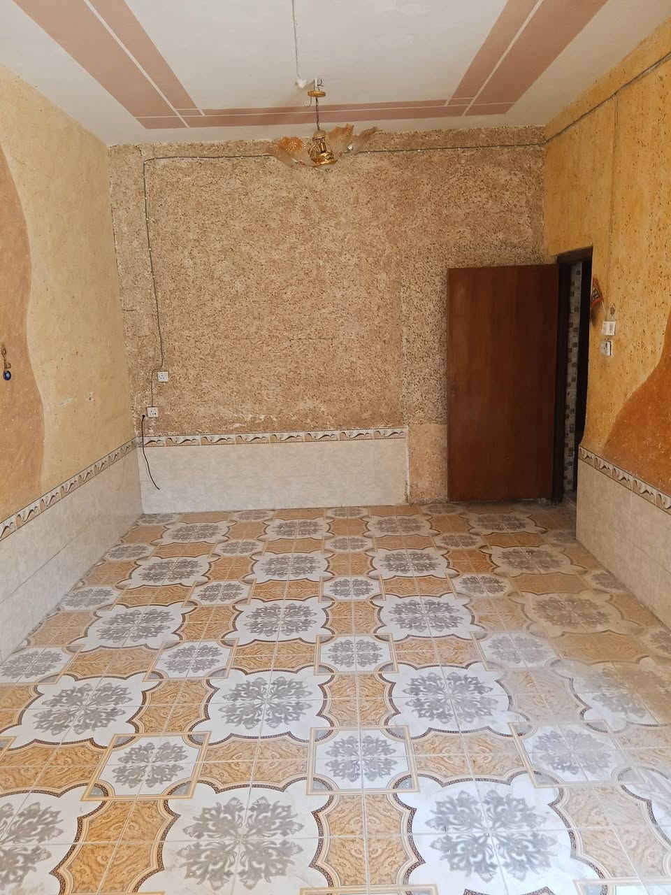 تحيه طيبه دار سكن للبيع مساحه150متر طابقين يتكون الطابق الارضي غرفتين نوم استقبال هول صحيات داخليه خارجيه ترك داخلي ترك خارجي مخزن خارجي جان سابقا محل مطبخ حار بارد الطابق الثاني مشتمل معزول يتكون من غرفه هول استقبال الشراء من راعيه حصرا يعني لادلال ولاشي للاستفسار الاتصال عله الرقم او تواصل خاص ***********
