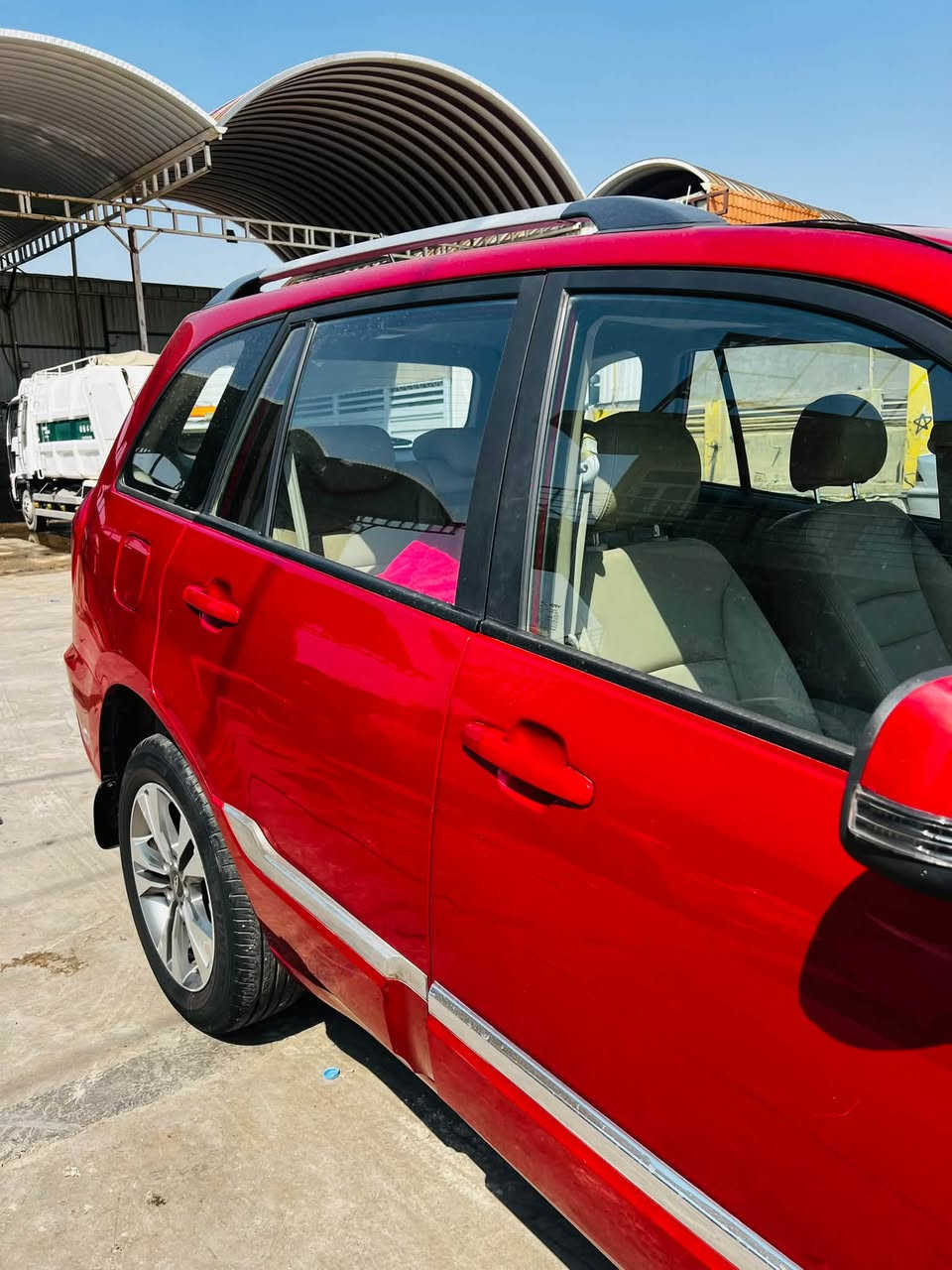 🚗 للبيع: شيري تيجو 3 (Chery Tiggo 3) موديل 2018 🚗
الموديل: 2018
 اللون: أحمر مميز (ماروني)
 الرقم: بغداد (خصوصي) - اللوحة الجديدة الألماني
 حالة البودي: كفالة عامة (عدا تعديل بارد في الجاملغ)
أبرز المواصفات:
 ناقل الحركة: أوتوماتيك
 المحرك: بحالة ممتازة ونظيفة جداً
 المقصورة والفرش: مقاعد جلد بيج بحالة ممتازة + فتحة سقف
 التقنيات والتجهيزات: شاشة لمس ترفيهية + تحكم مقود (استيرن أزرار) + تكييف ممتاص
 المظهر الخارجي: سبير علّاق خلفي مع الغطاء الأصلي + سكك سقف (Roof Rails)
 المساحة: صندوق خلفي واسع وعملي جداً
للتواصل ***********
