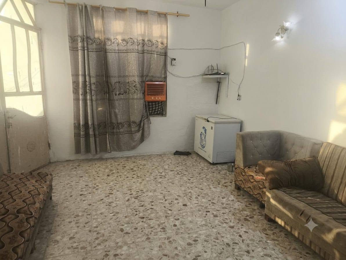 بيت في ناحيه الوحده منطقه الحريه يحتوي علا غرفه نوم وهول واستقبال وصحيات عكاده مساحته 150البيت بدايه التجاوز والاستفساراكثر خاص *********** بي واتساب
