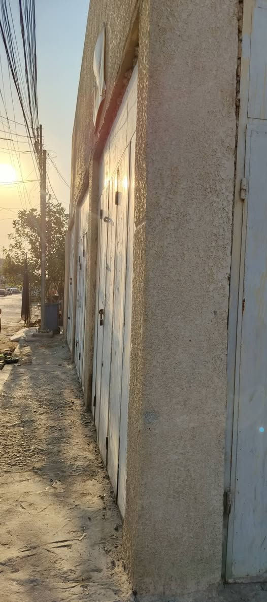 بيت بل عبيدي خلف بانزين خانه العبيدي 
مساحه 125 متر  + محلات ثنين قابله لل ايجار 
 
غرفتين  فوك بي هم كاملات 
منطقه مبلطه وكهرباء وكلشي كامل بيها 
بيت ركن على شارعين 
‏‪***********‬‏
