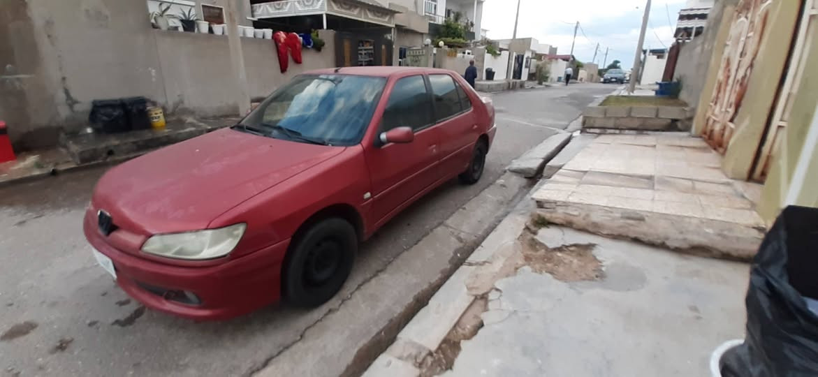 سيار البيع بيجو موديل 2002/306 سيار بدون صباخ سعر 30بي مجل رقم موبيل ***********
