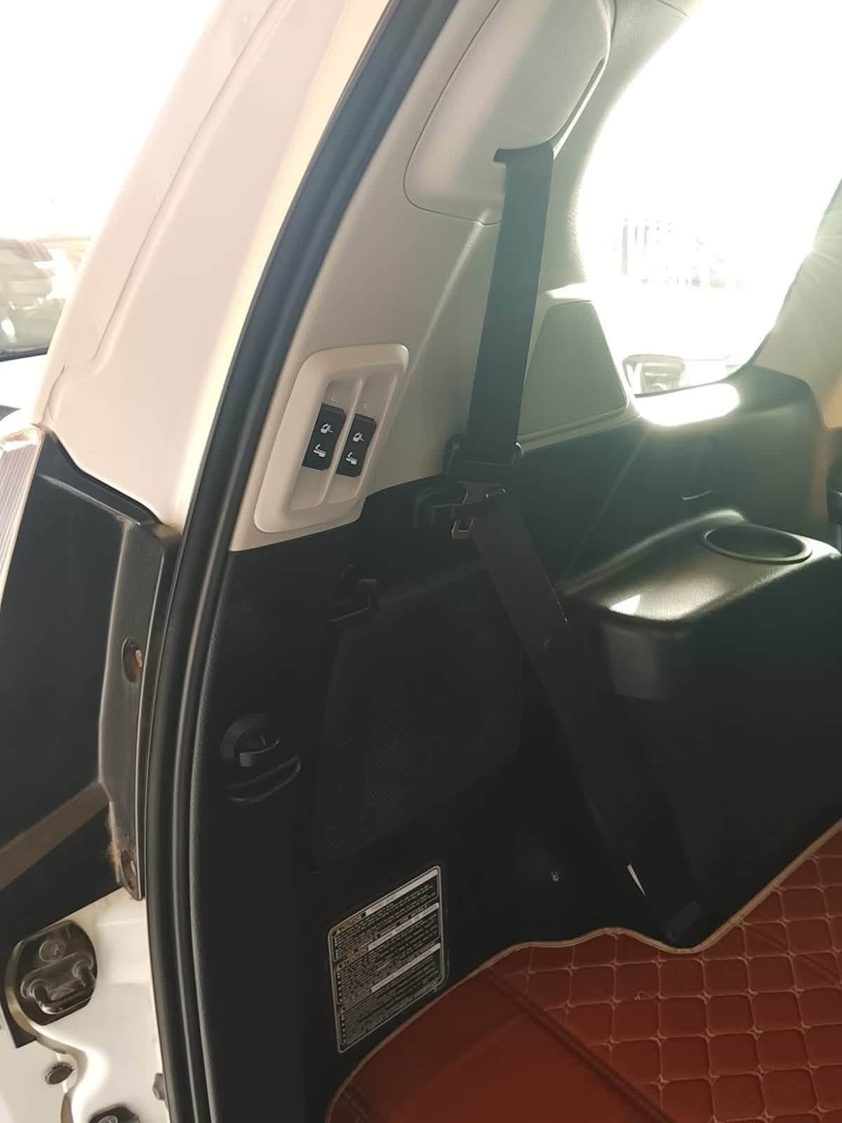 1. سيارة  (Lexus GX 460) - موديل 2014 .
2. ⁠المحرك: محرك تنفس طبيعي V8 بسعة 4.6 لتر.القوة: يولد قوة 292 حصان وعزم دوران 438 نيوتن-متر.ناقل الحركة: أوتوماتيكي بـ 6 سرعات مع نظام دفع رباعي مستمر (4WD).المميزات: يشتهر بالاعتمادية العالية جداً، ومقاعد مريحة تتسع لـ 7 ركاب، بالإضافة إلى قدرات جبارة في الطرق الوعرة.
رقم الهاتف ***********
