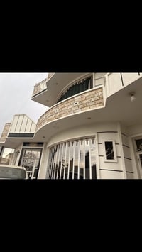 دار للبيع مساحه 400متر واجهه 20يحتوي ثلاث غرف غرفتين في الطابق الارضي ...