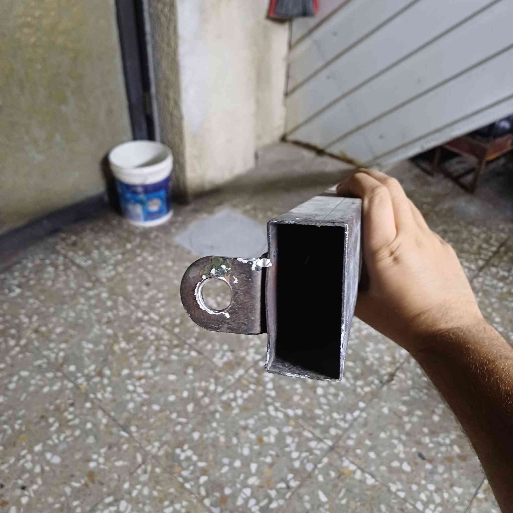 حديد شخاطه طول ٣ متر وثخن ٢ ملم مكانها بغداد سعرها ١٠ الف الي يريده خاص
