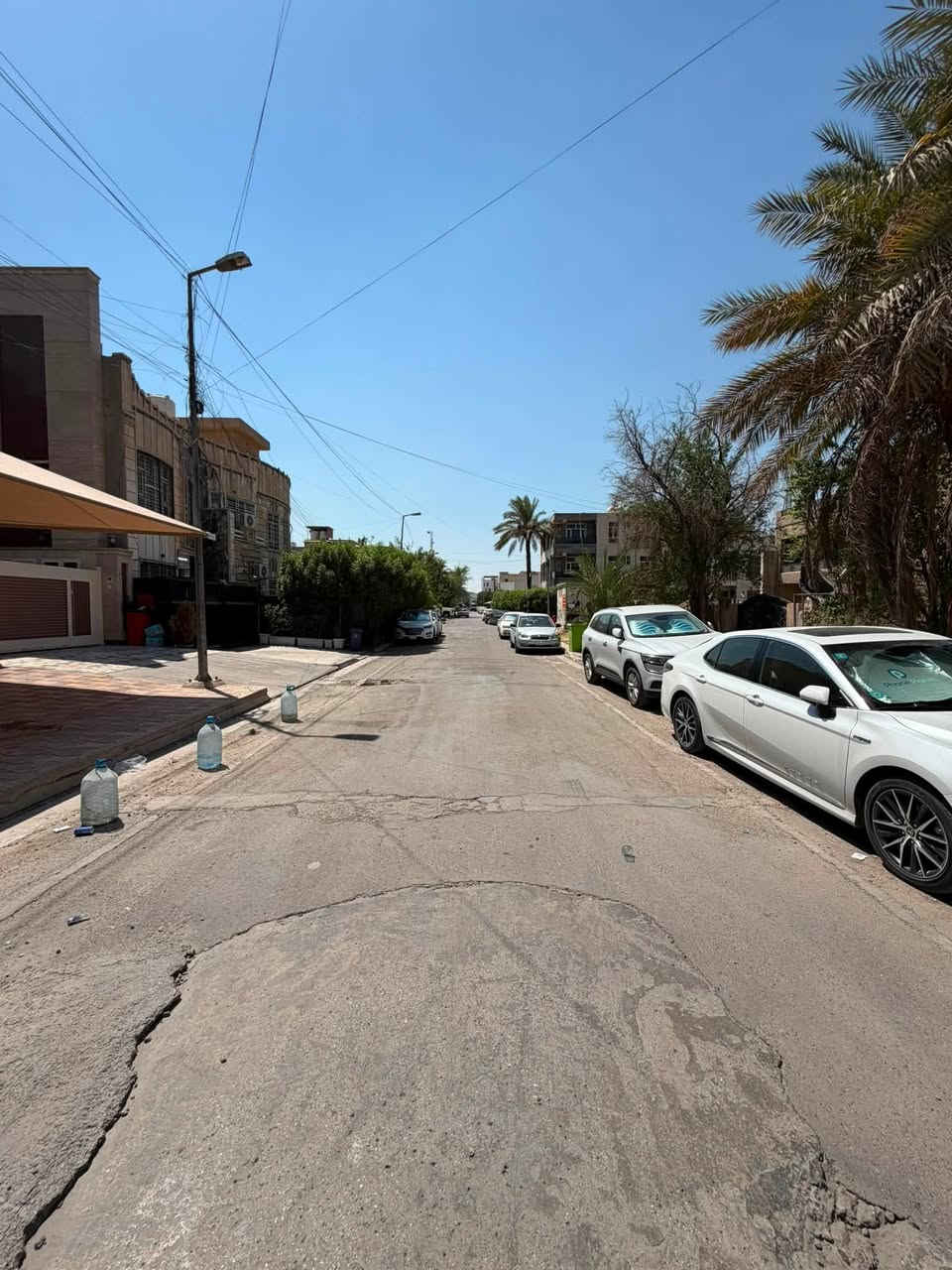 للبيع قطعة ارض في منطقة زيونة
خدمي شارع الربيعي
ثاني فرع من مصرف الرافدين 
المساحة 648
نزال 36
واجهة 18
للبيع كاملة أو نصفين 
هاتف
***********
***********
