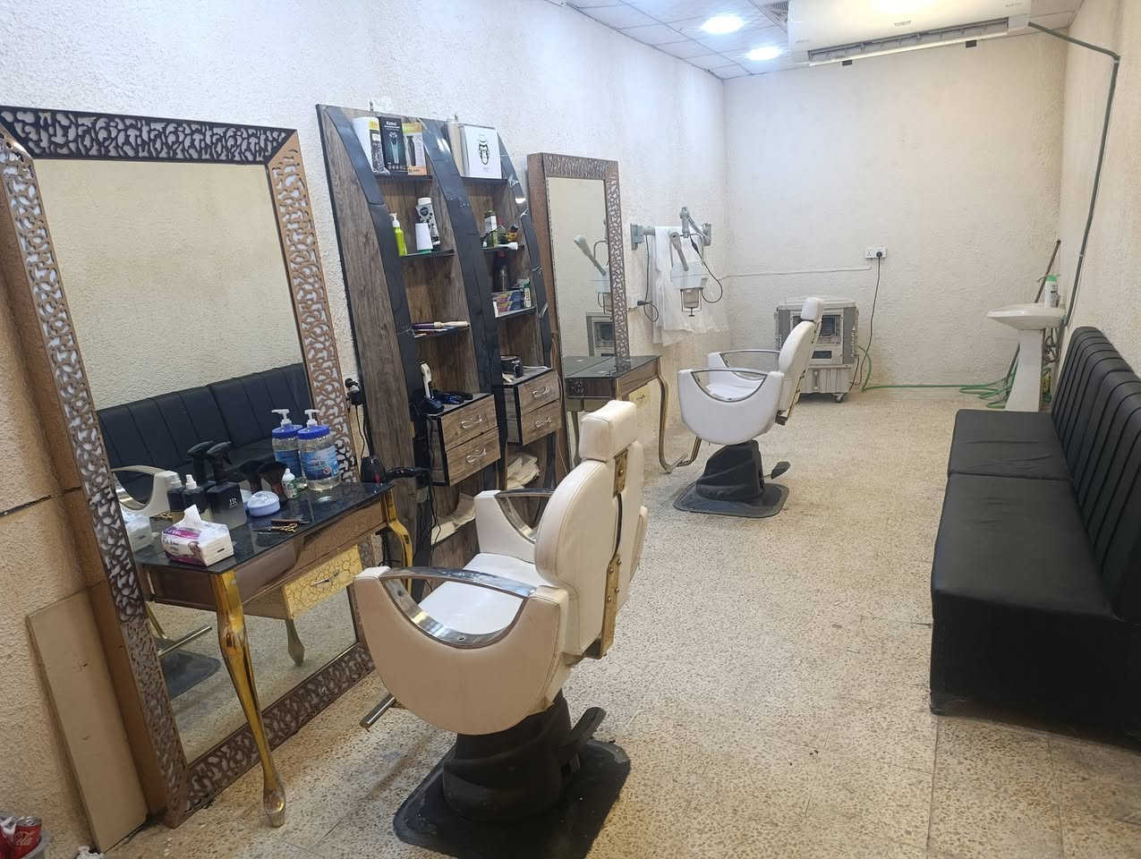 محل حلاقة • كامل • للبيع