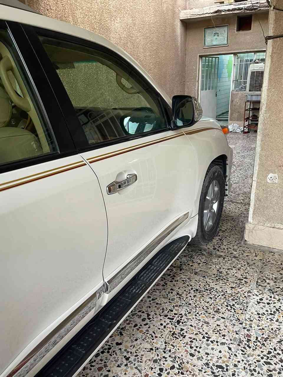 سلام عليكم لاندكروزر 2015 
سياره نضيفه حيل كفالة عدا الدعامية مبدله الامامية 
رقم بغداد GxR فطيم رقم بغداد باسمي 
مكان السياره بل مدينه 
مواصفات معروفه 
***********
سعرها 3 و 70

