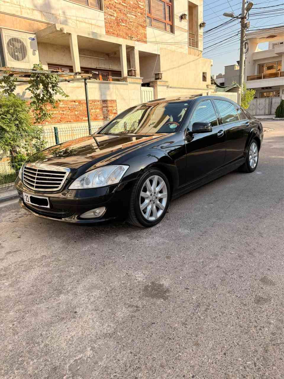 mercedes benz s class 350 2008
فول مواسەفاتە و سلایتە و حەساسی پێشو پشتە کوشن سارد و گەرمە و ٢٥ جولەی کوشنی هەیە ئاوینە شەفتە و دەرگا سەحبە و ئۆتۆ بریکە و ٣ جام پەردەی کارەبایە و لایت زینۆنە و دەرگا گەورەی ڤیئایپیە و زۆر مواسەفاتی تریشی هەیە و هەموو شتتکی لەسەر دەقی شەریکە ماوەتەوە سەیارەکە بەنزینە و زەمانە و گێر و مەکینە و کارەبایات و هەموشتیکی بەشەرتە و لەسەر دەقی شەریکە ماوەتەوە 
تەنهە دەرگا و جاملغی دواوە بەس پەمپە وەتا بۆ جوانی پەمپ کراوەتەوە بی لیدران یانی ژورەی نەگرتوە و ئیرباگەکەنی هیچی نەتەقیوە (١٦٦mile) رۆیشتوە
رقم تلفۆن
(***********)
(***********)

مرسيدس بنز S350 موديل 2008

مواصفات كاملة وفل أوبشن، حساسات أمامية وخلفية، مقاعد تبريد وتدفئة مع 25 حركة للمقعد، مرايات جانبية قابلة للطي (شفط)، إغلاق أوتوماتيكي للأبواب، ستائر كهربائية على 3 زجاجات، إضاءة زينون، وباب كبير VIP، بالإضافة إلى مواصفات أخرى كثيرة.

السيارة تعمل بالبنزين، والمكينة والكيرس والكهرباء وكل شيء فيها مضمون ومتفق عليه مع الشريك حسب الاتفاق المكتوب.

فقط الباب الخلفي وزجاجه تعرضا لصدمة خفيفة من الخلف (بمب)، وتم إصلاحهما وتلميعهما بشكل جميل جداً بدون أي طرق أو دق، أي أن الهيكل (الشاصي) لم يُلمس إطلاقاً، والإيرباگ لم ينفجر أبداً.

قطعت السيارة مسافة 267,460 كم تقريباً.

📞 للتواصل:
(***********) أربيل, العراق
