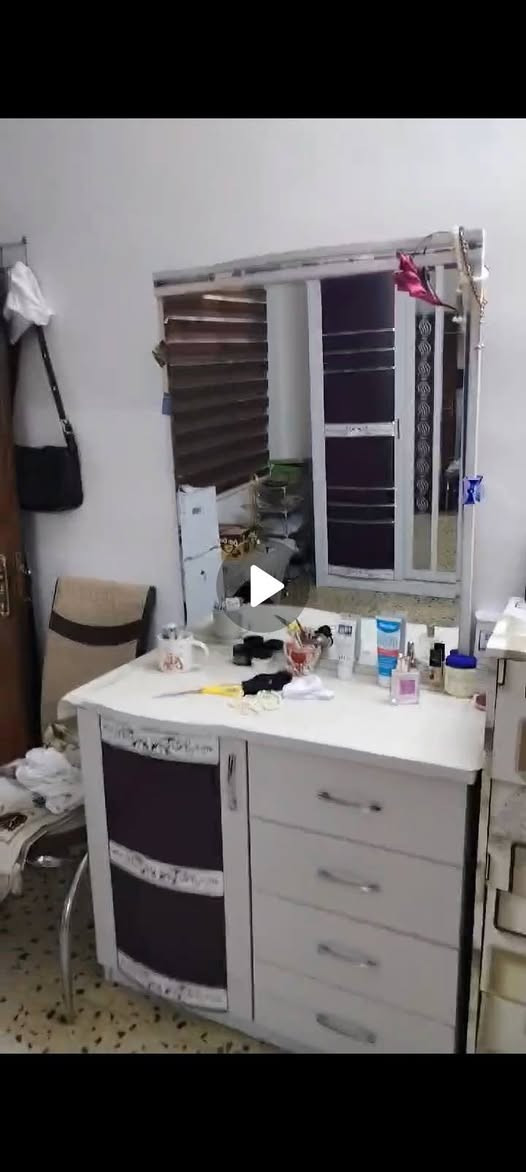 السلام عليكم غرفة نوم نظيفة جدا تتكون من 2 تخت 
  و 2 كومدينة وميز تواليت وكنتور 4 ابواب للبيع بسعر 500 الف 
للاتصال/***********
