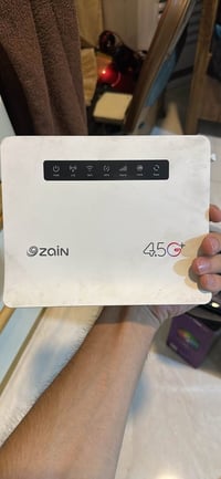 مستخدم قليل اخو الجديد راوتر سيمكارت زين الاصلي  بس تربط كهرباء ويتفعل...
