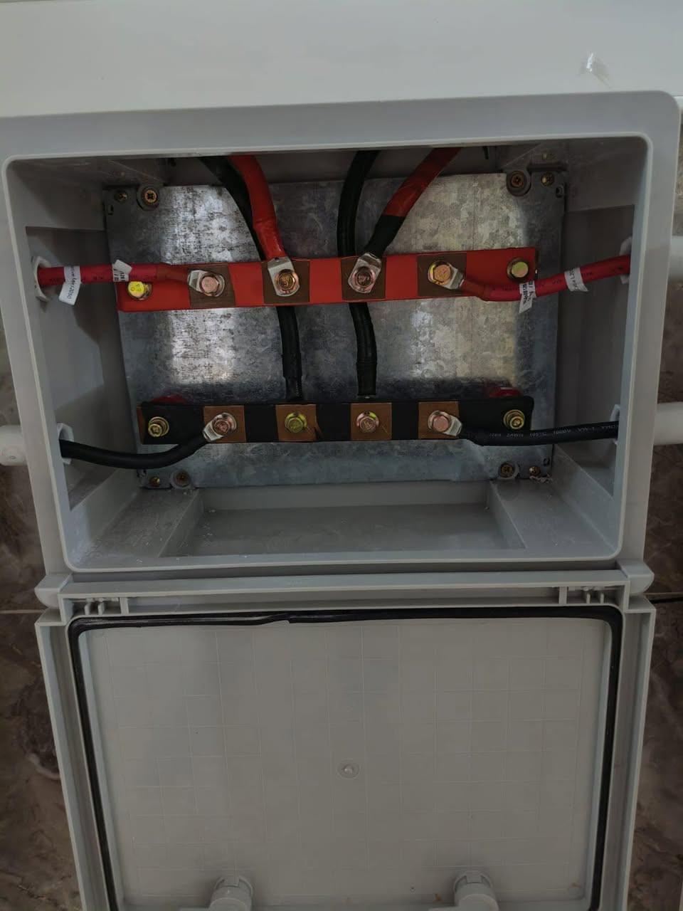 لله الحمد تنصيب منظومة 30 امبير في منزل الحاج 
محمد حميد عيني

- انفيرتر GOODWE  8kwh عدد 2 
- بطارية Dyness 16kwh عدد 2 
Longi x10  -

📍 فرع سامراء – صلاح الدين
سامراء – القادسية – مقابل مول سامراء
📞 محمد: ***********
📞 فاروق: *********** 
📍 الفرع الثاني – الأنبار / الرمادي
شارع المعارض
📞 مؤمن: ***********
📞 علي: ***********
📩 للاستفسار عن المنظومة المناسبة لك، تواصل معنا وسنساعدك باختيار الحجم والمكونات المناسبة.
النخبة للطاقة الشمسية… اختار طاقتك، واحنا نجهزها إلك. ☀️💙
#النخبة_للطاقة_الشمسية #الطاقة_الشمسية #سامراء #صلاح_الدين #الرمادي #الأنبار #منظومات_شمسية #طاقة_شمسية #عروض_الطاقة_الشمسية
