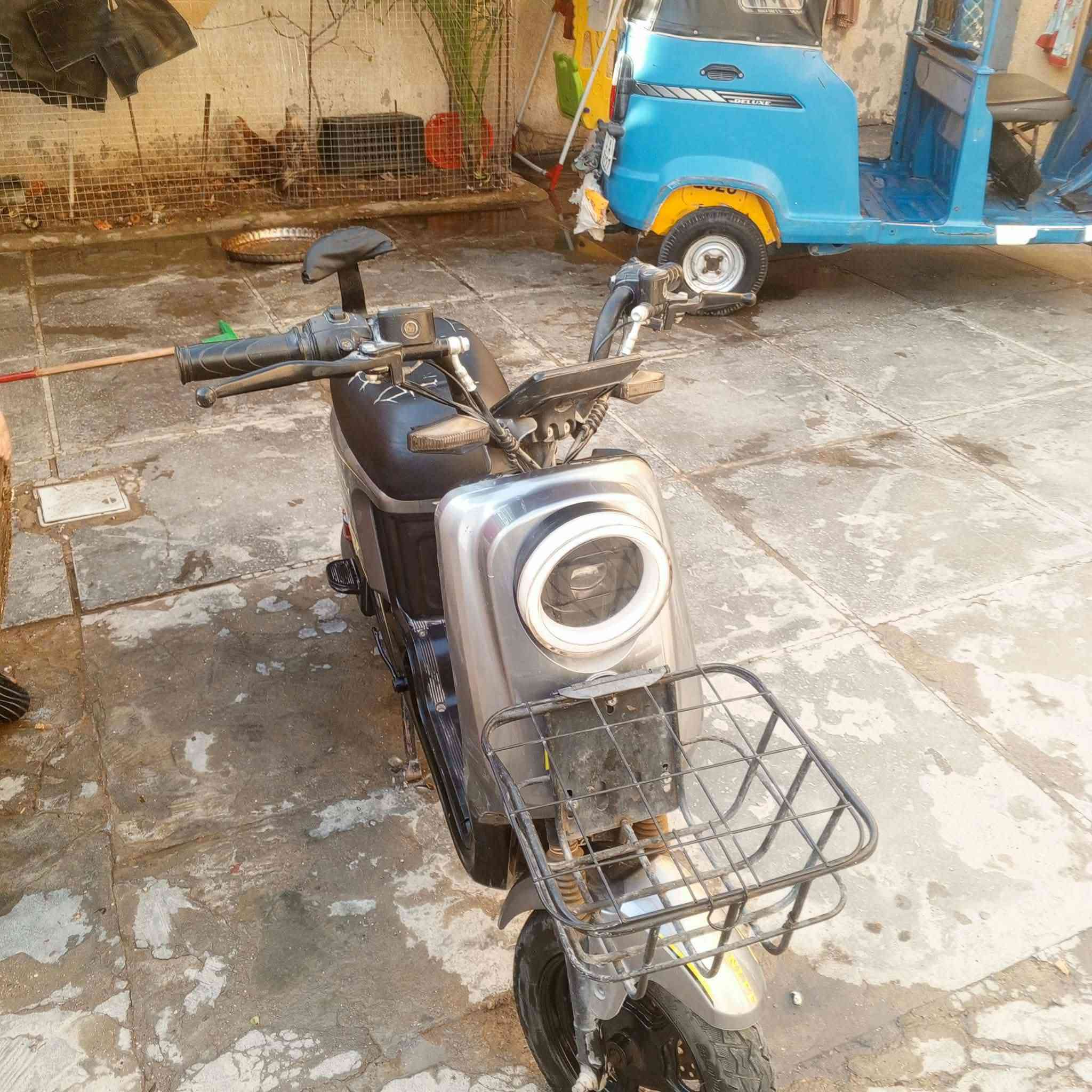 سلام عليكم دراجه شحن ار 9/نضيف سعر 250المكان طريق حمدان مقابل السجن المركزي ***********

