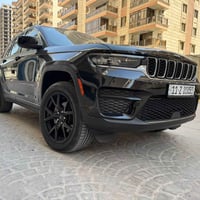 للبيع جيب كراندشيروكي 2023 بانزين6 سلندر سيارة تراي زيرووو  ب 280 ورقة...