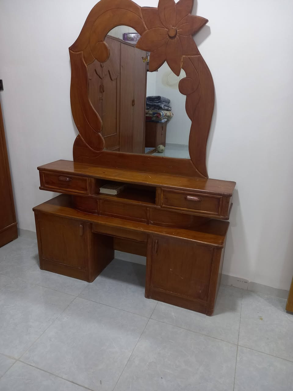 ميز تواليت • للبيع