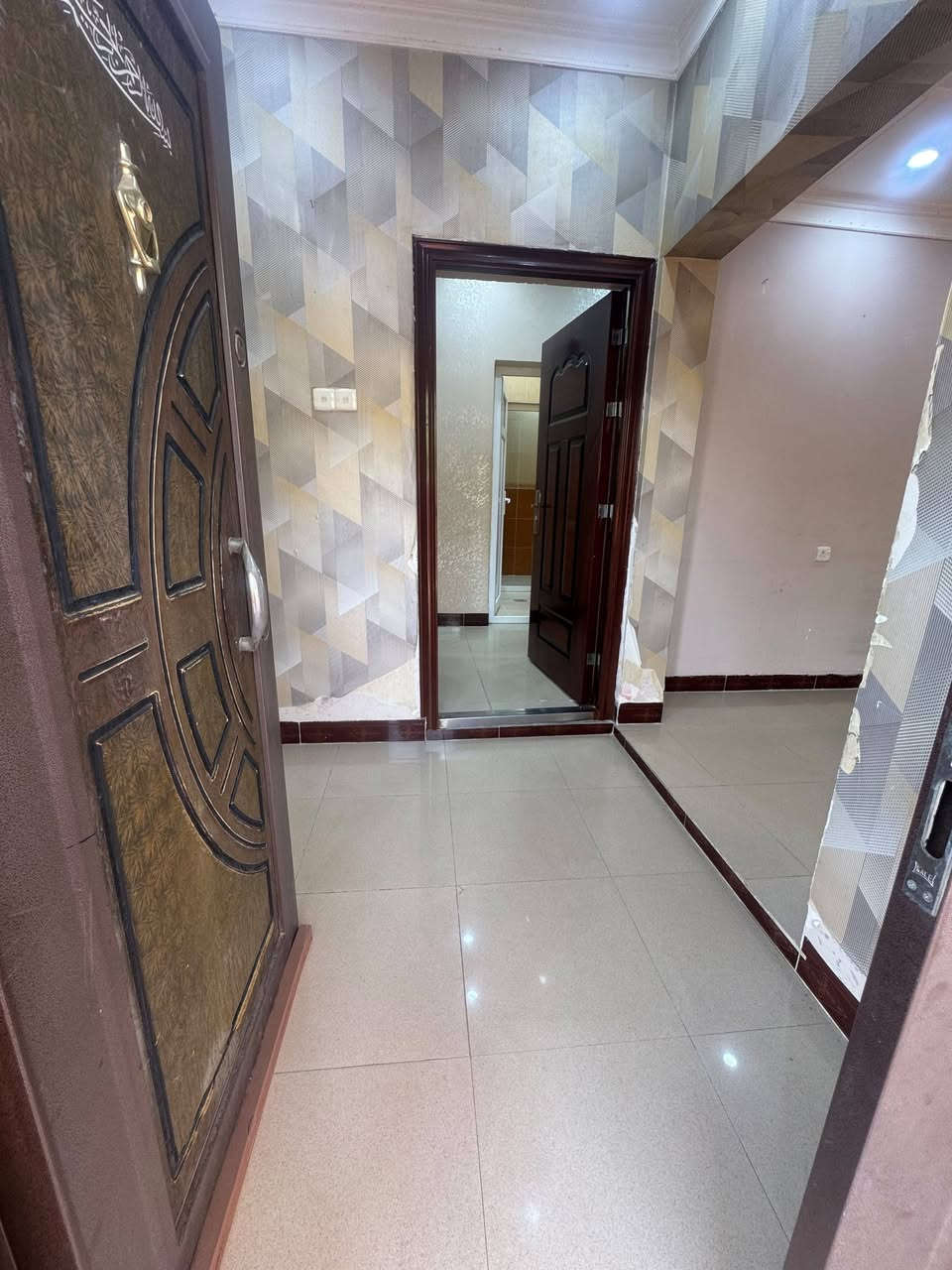 بيت للايجار طابقين مساحته 300م ركن
عنوانه حي الواسطي قرب على حسينه جعفر الصادق 
الطابق الارضي مكون من 1 غرفه نوم واستقبال ومطبخ مع الكاونتر وصحيات وكراج الطابق الثاني مكون من 2 غرف نوم وهول وصحيات وبالكونه 
للاستفسار ***********
