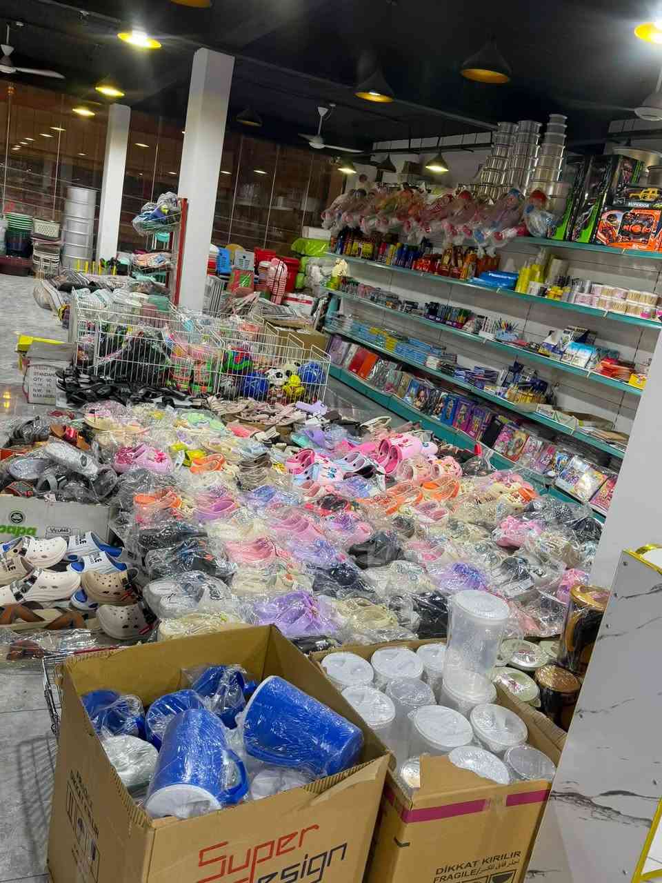 سلام عليكم
موول للبيع مساحته 200 متر طابقين والثالث مخزن 

بيه مولده خااصه 100 كيفي امريكي كااتم 

الطابق الاول 

غذائيه متكامل كلشي متوفر بيه 

الطابق الثاني 
منزليه كوزمتك احذيه العاب قرطاسيه. مفروشات كلشي هم متوفر بيه 

الشراي يتصل فقط 

عنوانه لنجف حي الميلاد فاو ***********
