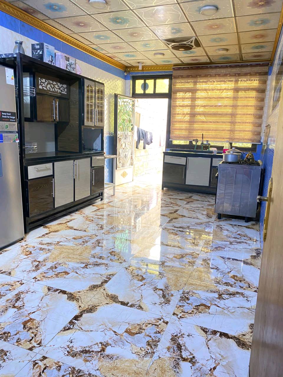 سلام عليكم بيت مساحة 160 بغداد بسماية ناحية الوحده قرب جامع ام البنين بيت ملك طابو صرف يحتوي 
على استقبال
 غرفتين نوم 
وغرفتين طابق لثاني مسوي الهم اساس جاهز 
مطبخ 
.....ترك وبيتونه وحمامات داخليه و خارجيه بيت بناء حديث درج طابق اول ودرج للطابق الاخير كله كامل 
وساحه وحديقه اخارجيه وداخليه
طابق ونصف لبيت مثل ماتشوف  رقم 
***********
الطابو الصرف جاهز للنقل لو بعده إكمال معاملة؟: 
جاهز للنقل 
