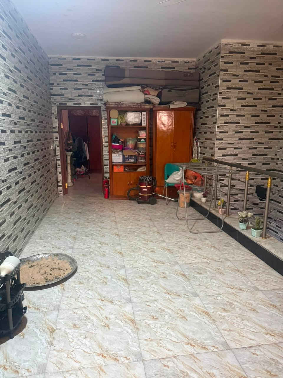 ‏بيت معروض للبيع في حي الزهراء المساحة 100 يواجهه خمسة والن نزال 20 البيت يحتوي الطابق الأول على غرفة نوم وصالة ومطبخ وبني والطابوق الثاني غرفة نوم￼ طابو صرف اتصال والاستفسار على هذا الرقم *********** سبعة
