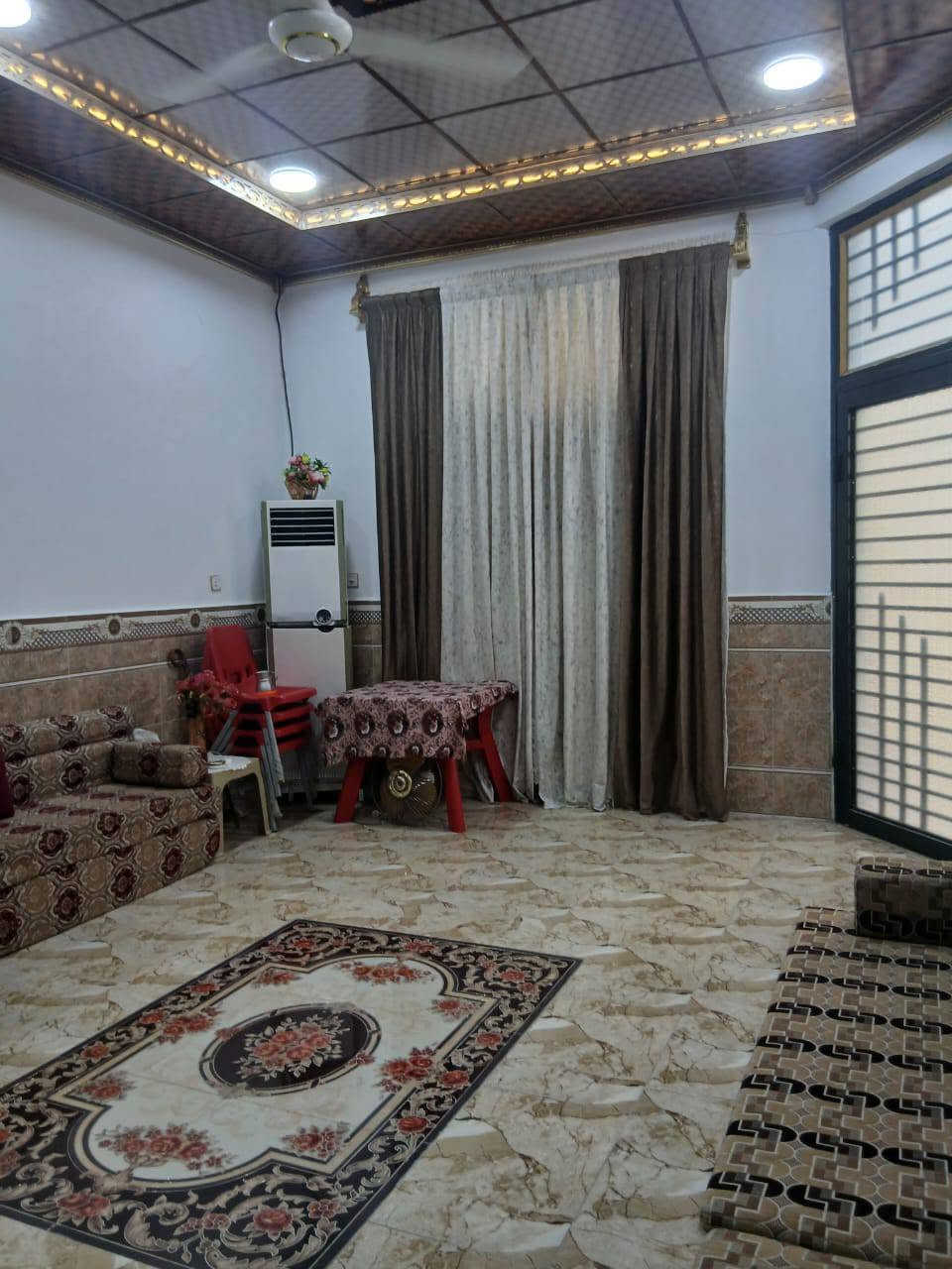جامع وحسينيه البهادريه مساحه البيت الكامله 240متر واجها 9في 26 يحتوي البيت على 4غرف منام وصحيات داخليه وخارجيه وديوان منعزل وحمام ومطبخ بناء سنه 2023 البيت كامل سعر175وبي مجال الاتصال على الرقم ***********

