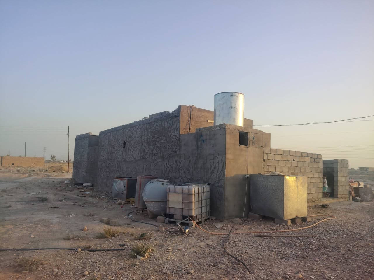 سلام عليكم بيت للبيع في القريه الجامعيه مساحه 180 متر واجهيه 9 نزال 20 واصلها كافه الخدمات ماء وكهرباء والبيت سندويج ولكن تاسيس ماء وكهرباء السعر المطلوب 22 مليون وبي مجال ***********
