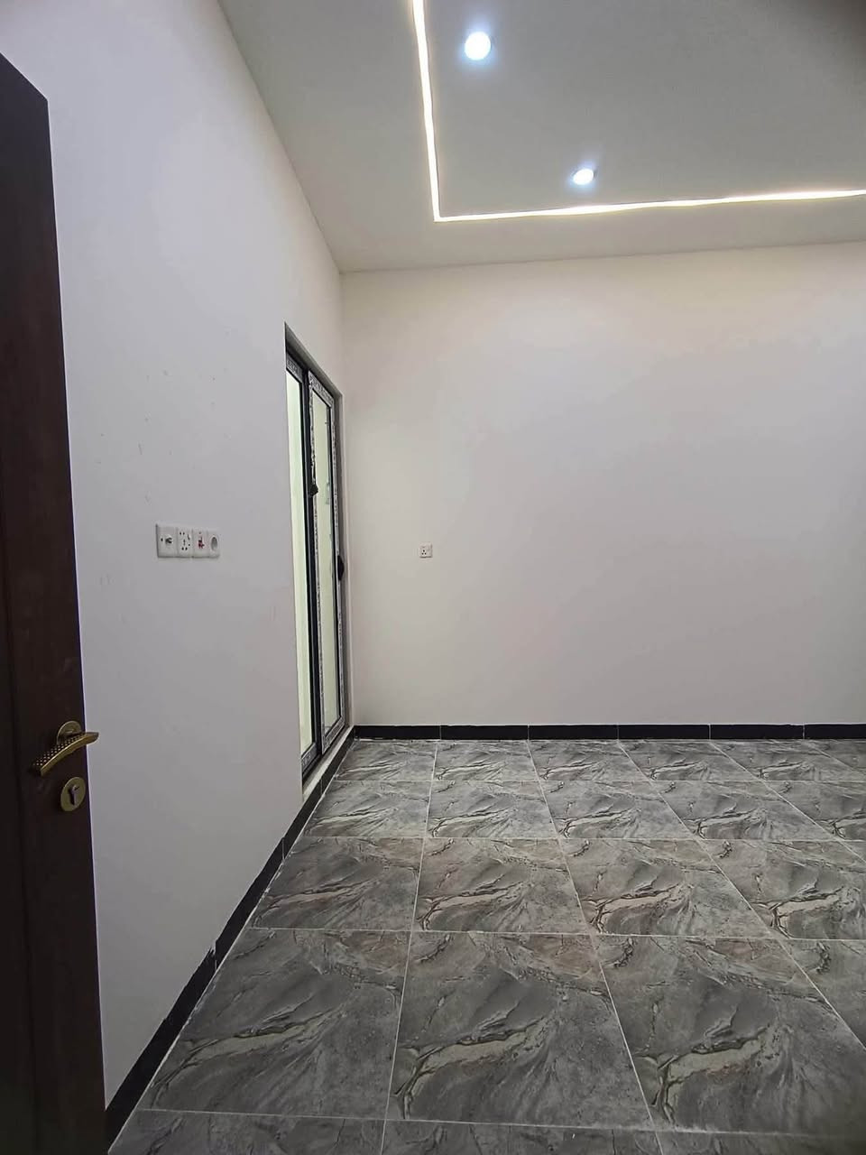 🏠 دار للايجار – حي الفلاح الثانية

📍 الموقع: حي الفلاح الثانية، خلف الملعب
📐 المساحة: 110 م²
📏 الواجهة: 10 م – ركن
🏗️ البناء: حديث، طابقين 

تفاصيل الدار:

🔹 الطابق الأول:
• غرفة نوم
• استقبال
• مطبخ
• صحيات

🔹 الطابق الثاني:
• 3 غرف نوم
• صحيات

💰 السعر: 500 الف 

📞 للاتصال:
***********
*********** واتساب

🏢 مكتب قصر الفخامة للعقارات والمقاولات
📍 حي النور – سايدين دانية ماركت، بعد ملعب كلاسيكو، مقابل الاستدارة المسدودة.

📲 للاستفسار والمعاينة، تواصلوا معنا.
