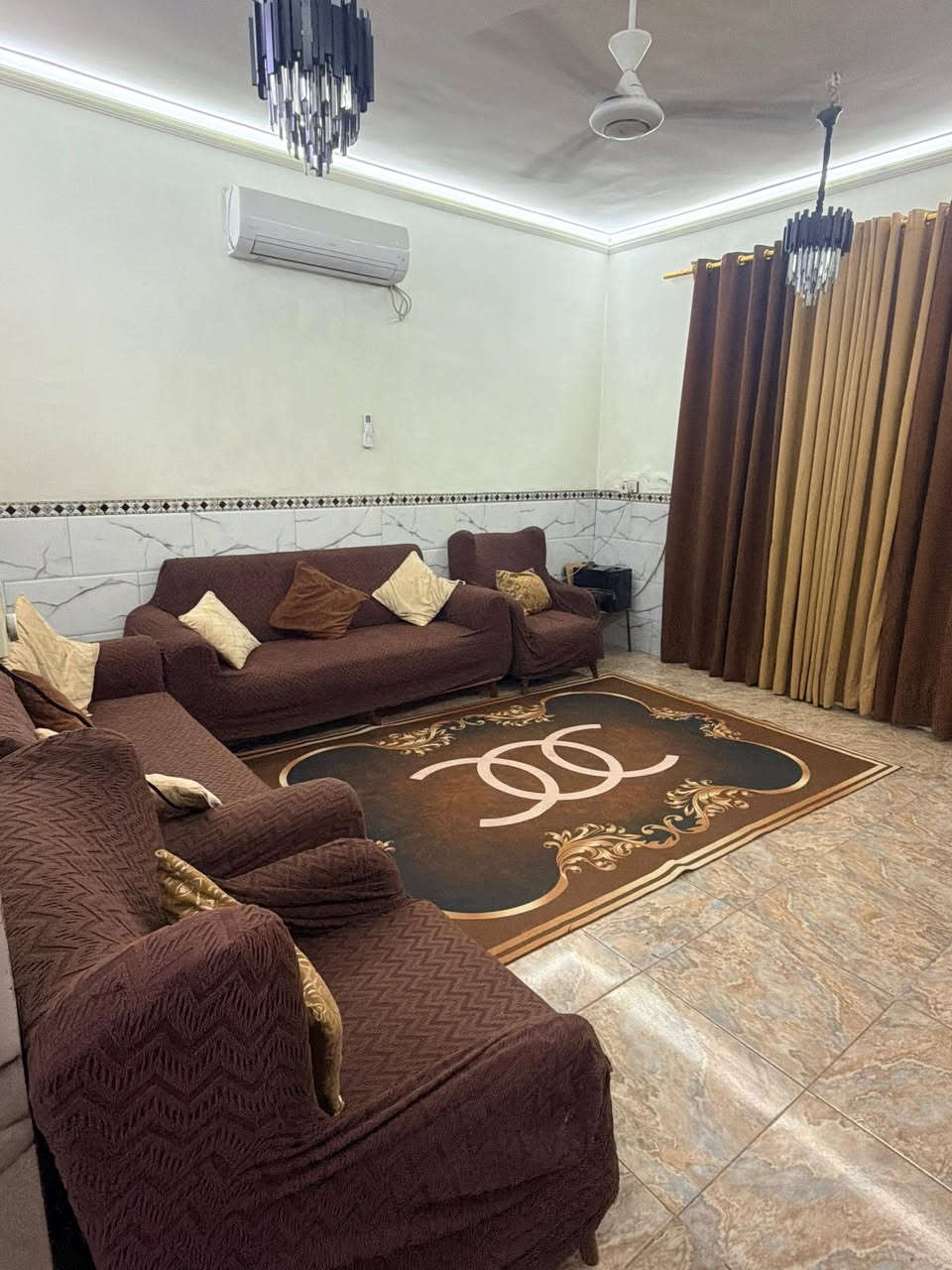 السلام عليكم مكلف ب النشر بيت للبيع زراعي الشعب خلف اطفائية الشعب شارع أفران العراق البيت مساحته 55 متر واجهه 5 نزال 11  مثل ما واضح ب الصور للاستفسار الاتصال برقم الهاتف ***********

