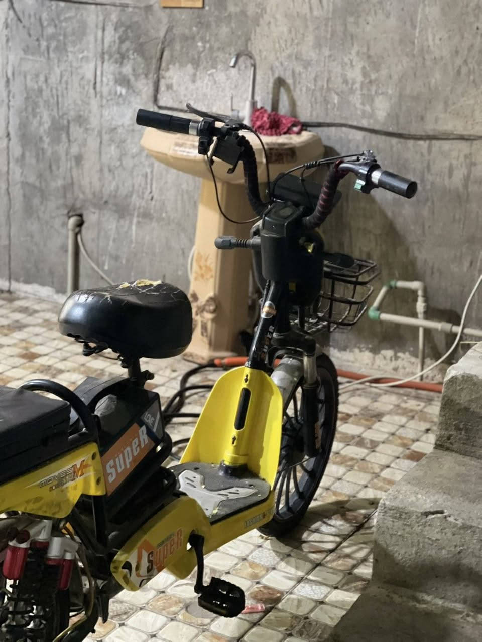 فوول ماوسەفات  بۆ فۆڕشنت
شاشە ئایپات 
بەس پا تری کانیی کز بوونە پێستێ بە گۆڕینه 
400هه زاری پێدراوە   نرخیی 100هه زار قفل 
شوێن بازیان  بۆ پە یوەندی کردن ***********
