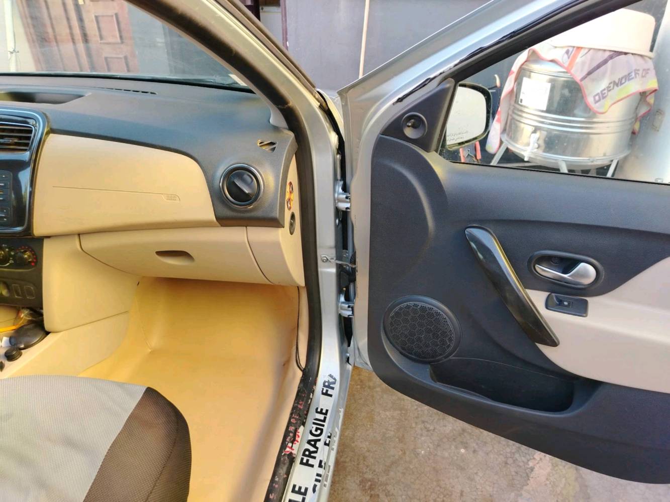 رينو سيمبول ٢٠٢٠ سيلفري
بيها ضربه خفيفه خلفيه تعمير شي طبيعي مو محترف يعني واضحه كمية ضرره البسيط
تبديل لايت امام جهة سايق بدون ضرر

نواقص سيارة فقط تحتاج ادامه حدادية
حاله ممتازة مكينة كير تبريد

سعر ٦٧ ورقه بيها مجال
***********