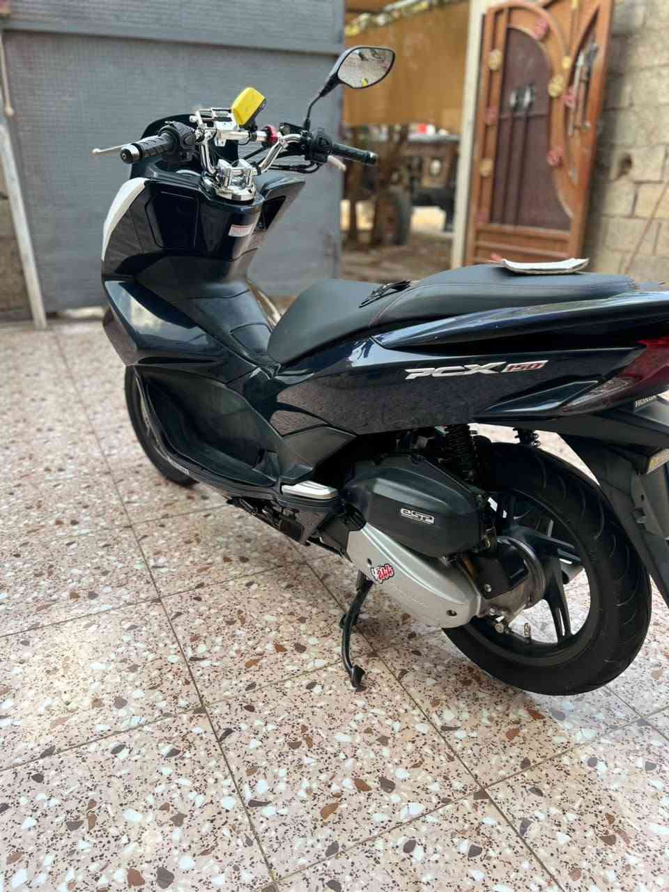 السلام عليكم pcx جيل الثاني ياباني الأصلي جميع المواصفات بيه موديل 2017 بيه نواقص المكينه تصرف دهن وشخوط قليله بالكفرات ماشيه 19000 السعر مليونين وبيه مجال للطيبين  أذا أتريد تفاصيل أكثر أتصل وتدلل موبايل *********** بي وات ساب وخاص العنوان ديالى بعقوبه حي المعلمين
