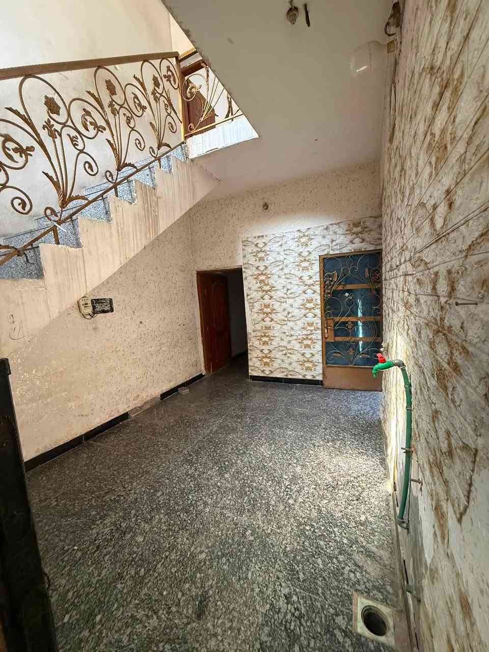 السلام عليكم بيت مساحه 100 متر مداخلين غرفتين نوم واستبقال ومطبخ ابو دشير نهايه شارع الضغط قرب معمل الببسي يجار 350
***********
