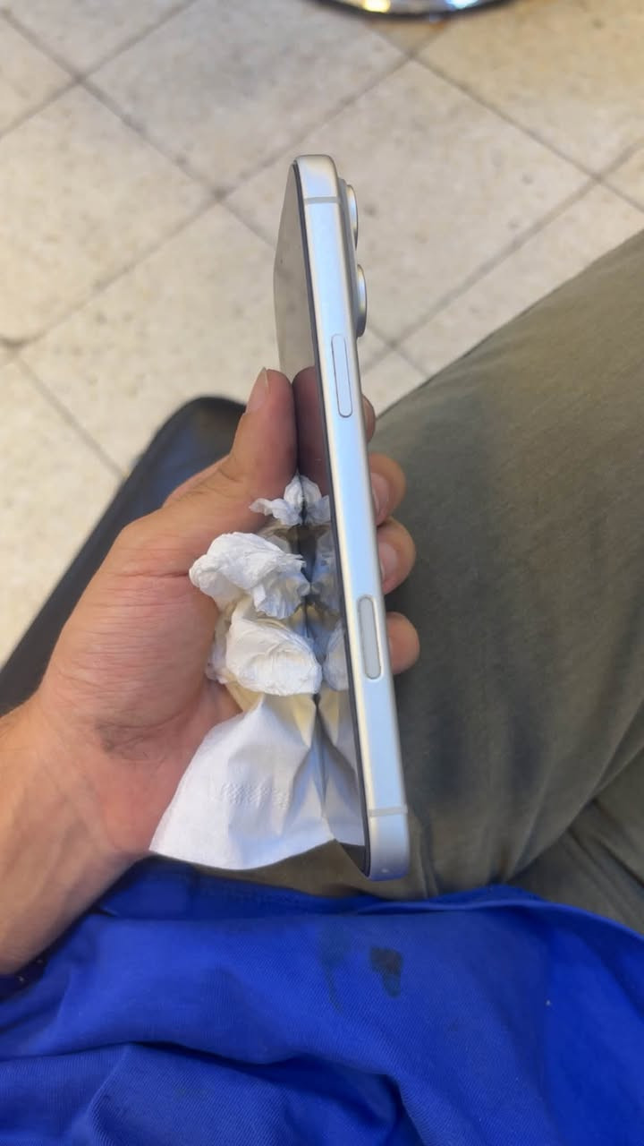 ايفون 17pro max  بطاريه 100 مشحون97 مره فقط تليفون لون ابيض الترند  ذاكره ٢٥٦
فول التليفون  للتواصل ***********
