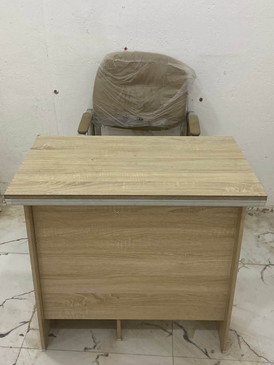 ميز وكرسي جديدات قليل الاستعمال ب١٠٠ قفل مكاني البصره الطوبه والنخيله 
***********
