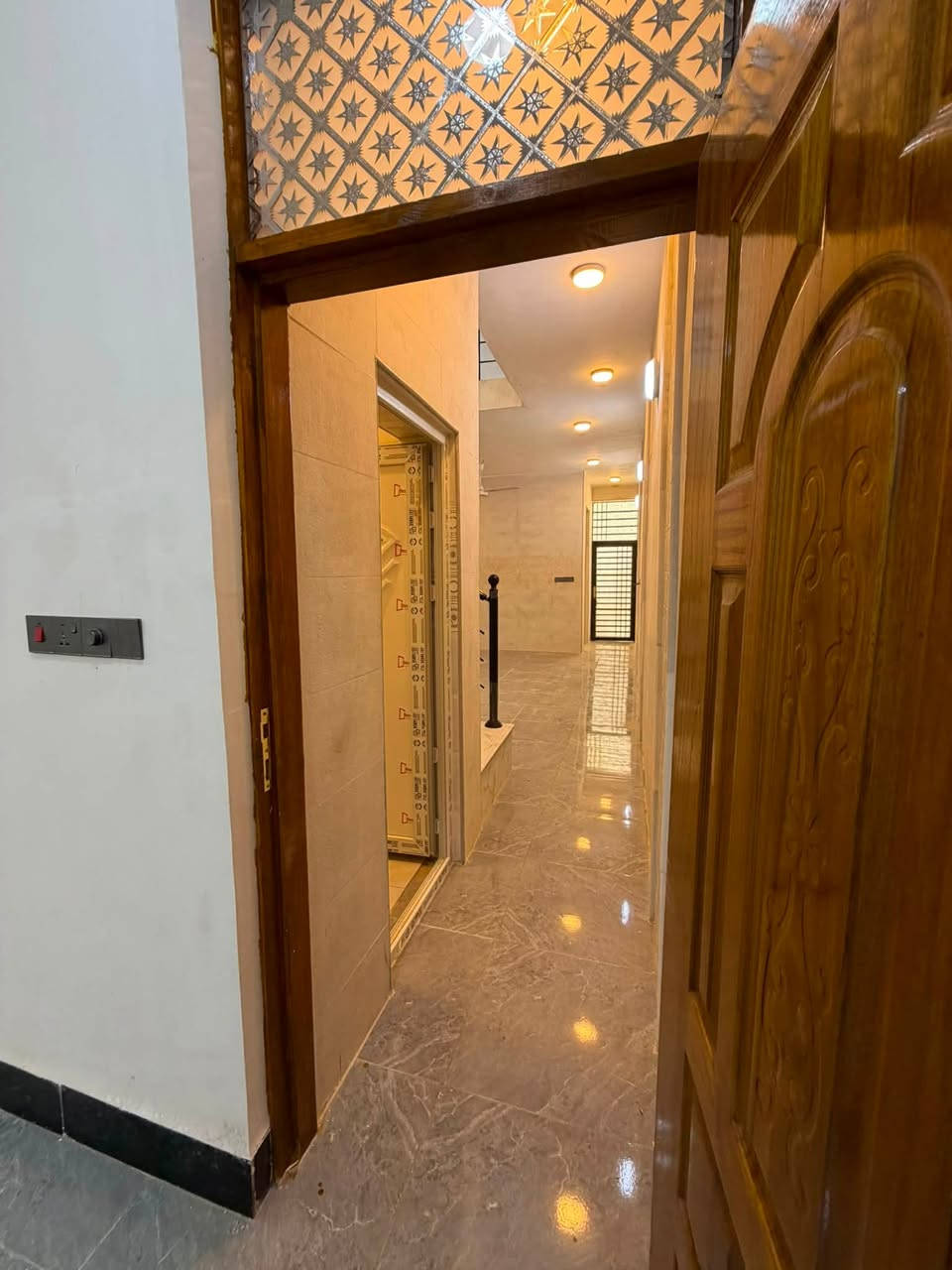 بيت البيع مساحه 100 متر طابقين طابو زراعي مشمول ب  التطويب بناء درجه اولى صب كونكريت طابوك حته الغاز دفن العنوان النجف شارع كربلاء عمود 134 قريب ع شارع تتوفر جميع الخدمات السعر 57 ويا هديه البو البيت سبلت غرفة نوم كاونتر 
 الاستفسار ***********  اتصلو وتدللون
