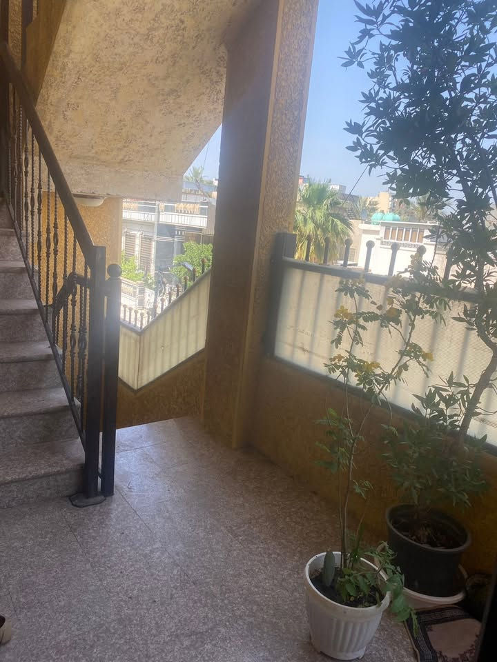 شقة للبيع كراده داخل  المساحة ٧٠م  ط ٢ تحتوي على غرفتين +صاله+مطبخ وخدمات للاستفسار *********** /***********
