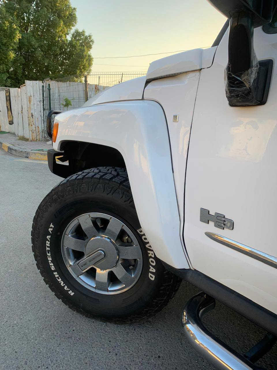 السلام عليكم للبيع او المراوس 
همر H3 2007 فول مواصفات السياره بيهه حادث الجاملغ الامامي وبيهه صبغ فقط قطعه مكينه 5 سلندر مكينه وكير كفاله حداديتهه جديده تبريد ثلج ❄️ داخل مخمل لونين شاشه تاب كامره خلفيه بصمه تشغيل منضومه زنون ماشيه 151 الف حقيقي تخم تاير جديد ويل كروم أصلي 
عنوان السياره بغداد حي اور 
السعر اتصل عل رقم او تجي واتساب 
الاستفسار ***********سجاد
