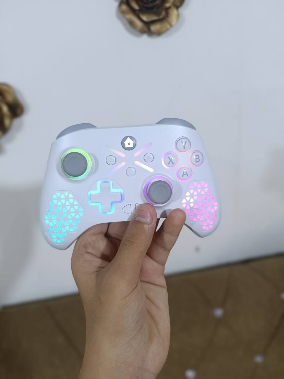 🎮 للبيع – جوستكات ألعاب احترافية 🎮
📍 العنوان: بغداد / حي العامل
📱 واتساب فقط: ***********
🤍 الجويستك الأبيض
✅ نظافة 100%.
✅ يشتغل على PC بدون أي مشاكل.
✅ يدعم Xbox لكن حسب الجهاز والتحديثات (اشتغل عندي على Xbox One Fat).
✅ أزرار Mouse Click (RB / RT / LB / LT).
✅ عصي Hall Effect ضد الانجراف.
✅ زرين خلفية قابلين للتخصيص.
✅ 5 أوضاع RGB.
✅ دنكل + شحن Type-C.
✅ البطارية تدوم من 3 إلى 4 أيام حسب الاستخدام.
💰 سعره على أمازون 45 دولار.
💵 سعر البيع: 35,000 دينار عراقي فقط.
⚫ الجويستك الأسود
تم فتحه للصيانة، وتم العثور على مكثف مخلوع وقد يكون هو سبب العطل، لذلك يُباع كما هو لمن يعرف بالصيانة أو لقطع الغيار.
💵 السعر: 20,000 دينار عراقي (بيه مجال بسيط).
❤️ سبب البيع: عدم الاستخدام وعدم الحاجة، والسبب الثاني عندي عمرة وأريد أبيعهن حتى أكمل فلوس السفر. الله يكتب الخير للجميع. 🤍
📱 للتواصل واتساب فقط: ***********
