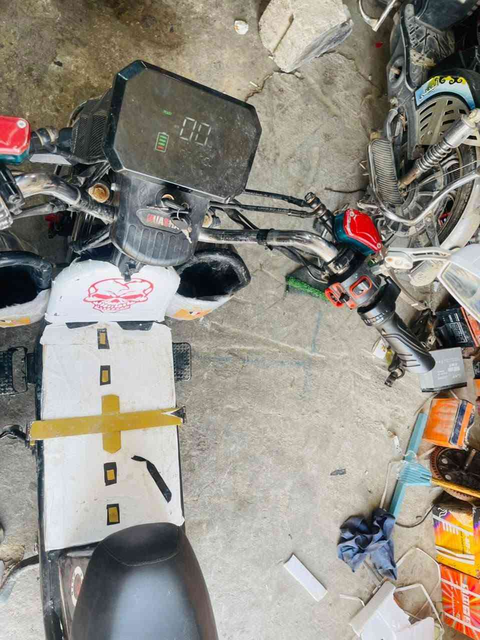 سلام عليكم اخوان ماطور شحن 5 مديل 24 بطاريات 4 جدد بالكارتون وحده نضيف سعره 350 مكان كبيسه اتصل ع رقم ***********
