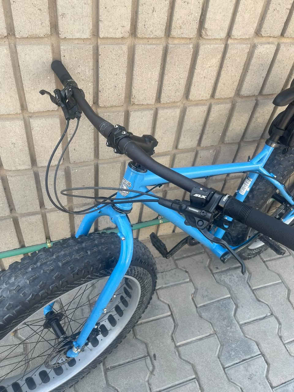 🚨 للبيع – SURLY النادرة 🇩🇪🔥

اليوم جبتلكم شي مميز ونادر شويّة 👌
🚲 دراجة SURLY – دبابه استيراد ألمانيا 🇩🇪
📏 الحجم 26 L
⚙️ سستم DEORE SLX
🔧 عدد السرعات 10×2
🇺🇸 صينية وبراكيت SURLY
🔩 الدراجة تقريباً كلها SURLY من التايرات للويالة وكل التفاصيل.

🎛️ ويالتها نظام شفت بولبرن وصوتهم طرب 🎶
💪 الدراجة بيها سياقة وثباتها وأدائها صدك روعة.

📍 الموقع: بغداد – المنصور
📞 ***********
