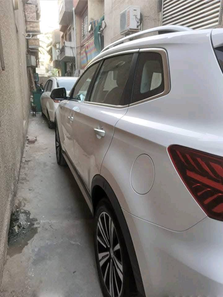 سيارة نوع MG/RX5
موديل/2021
اللون/أبيض
السيارة ماشية 69700 كم
تاريخ شرائها مباشر(صفر) من شركة MG في 2022/4/22
 لايوجد فيها اي دعمة
 يوجد فيها ضمان صيانة المتبقي منه 2 سنة من اصل 6 سنوات
  السيارة جناي وليس بياع شراي.. موظف.. فقط من البيت الى الدائرة والعكس ونضيف شرط الفحص وتتاكد اي ضربه وصبغ قوي او حادث مبيها دواخلها بلادي برغي ممبدل منها نضيفه تجي شرط الفحص وين يعجبك واي مكان يعجبك وتبريدها ثلج رقمها بغداد ما عليها اي غرامات وتحويل مباشر ما بيها اي مشكله
سعرها114 او عراقي 18 مليون 
***********
هلا، شنو الفئة/الترِم بالضبط للـ MG RX5: ستاندرد لو فل كامل، وشنو نوع المكينة والقير؟: 
مكينه وكير ضمان. محرك2000 تيربو
وين موقع السيارة هسه؟ يعني بأي محافظة/منطقة ممكن المعاينة والفحص؟: 
بغداد الاعظميه
هل بيها أي مواصفات إضافية مهمّة مثل بانوراما، شاشة، كامرة خلفية، حساسات، بصمة، أو شحن لاسلكي؟: 
كامله مواصفات
شنو وضع الإطارات والبطارية والصيانة الدورية؟ وهل أكو تبديل قطع أو صيانة جديدة سويتها مؤخرًا؟: 
بلادي كلشي ما مغير بيها
البيع مباشر لو أكو وكالة/تفويض؟ والسعر نهائي لو قابل للمساومة؟: 
مباشر البيع والسعر نهائي