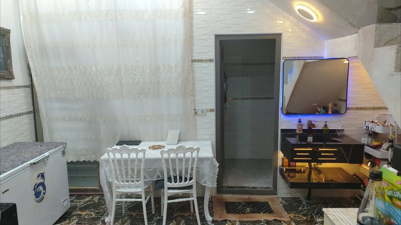 السلام عليكم بيت للبيع المساحه ١٠٠متر مربع شارع 80 خلف بانزين خانه اظواء الحله طابور زراعي سند ٢٥ ***********
