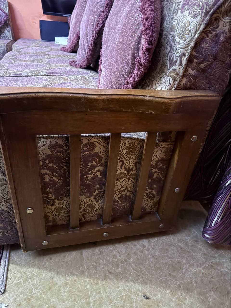 قنفات أم ال 3 عدد 1 180*80
او ال 1 عدد 2 60*80
و زاويه 90*90

الموقع بغداد حي الجهاد 
*********** بغداد, العراق
