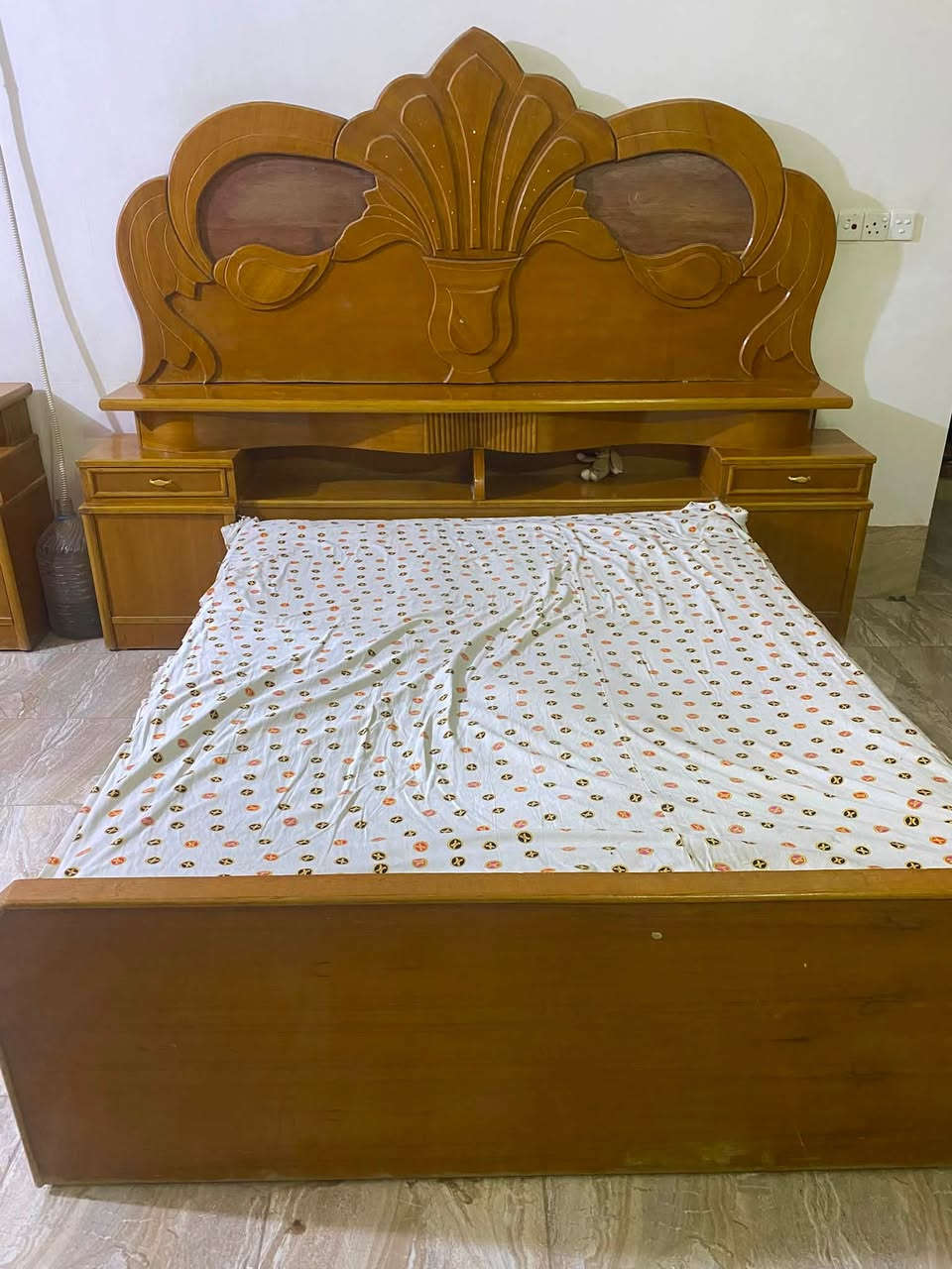 للبيع: غرفة نوم كاملة خشب متين ونظيف 🛏️✨
غرفة كاملة ومكملة ماشاء الله، خشبها قوي ومساحات تخزين كلش حلوة وتفيد للعائلة.
المحتويات:
 جرباية مع كمدينات اثنين وزوايا تخزين بالمقدمة.
 كنتور 6 أبواب (خانة كبيرة مع خانات علوية وسفلية للترتيب).
 ميز تواليت (مراية) ديزاين راقي ويا مجارات وجرارات واسعة.
 شماعة وملابس / جزامة مع مراية جانبية ومكان للأحذية.
 الحالة: مستعملة نظيفة جداً وبدون أي نقص.
 المكان: [كربلاء حي الوفاء]
 السعر [750,000 وبي مجال]
 
📞 للتواصل والاستفسار:    ***********  والشراي ما نختلف وياه!
