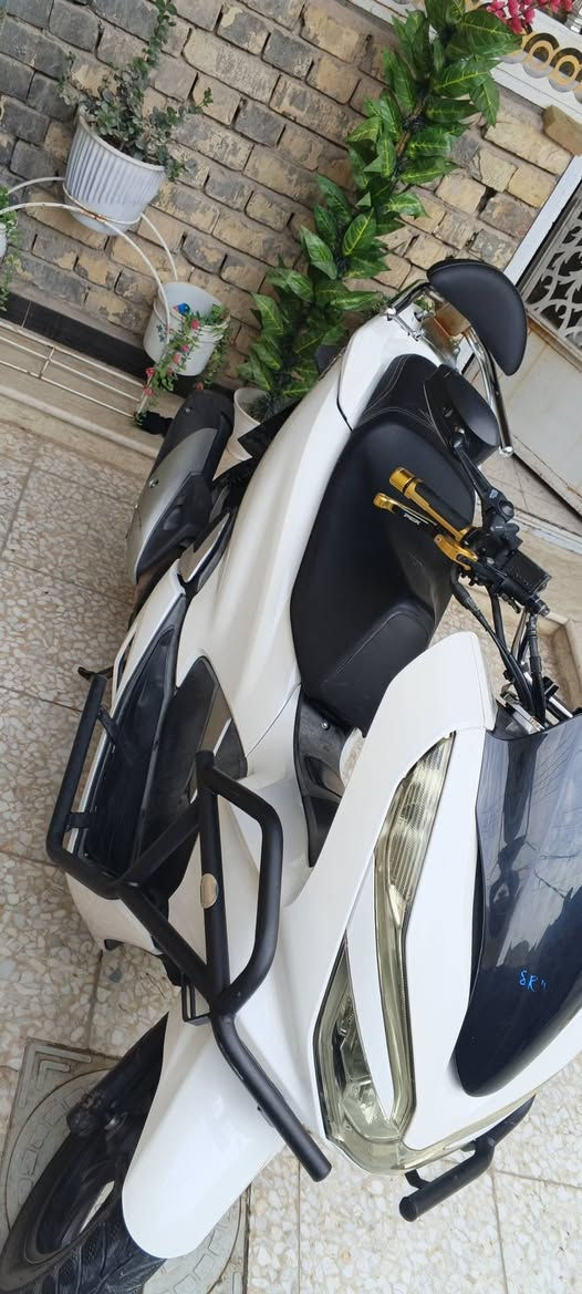 السلام عليكم 
دراجه للبيع  pcx (كوري) جيل ثالث 
موديل 2020 
معروفه مواصفات الجيل الثالث 
مكينه كفاله من فتحه البرغي 
الدراجه مكفوله من التاير للتاير 
السعر 13$ 
رقم الهاتف ***********
العنوان بغداد رئاسه العبيدي
