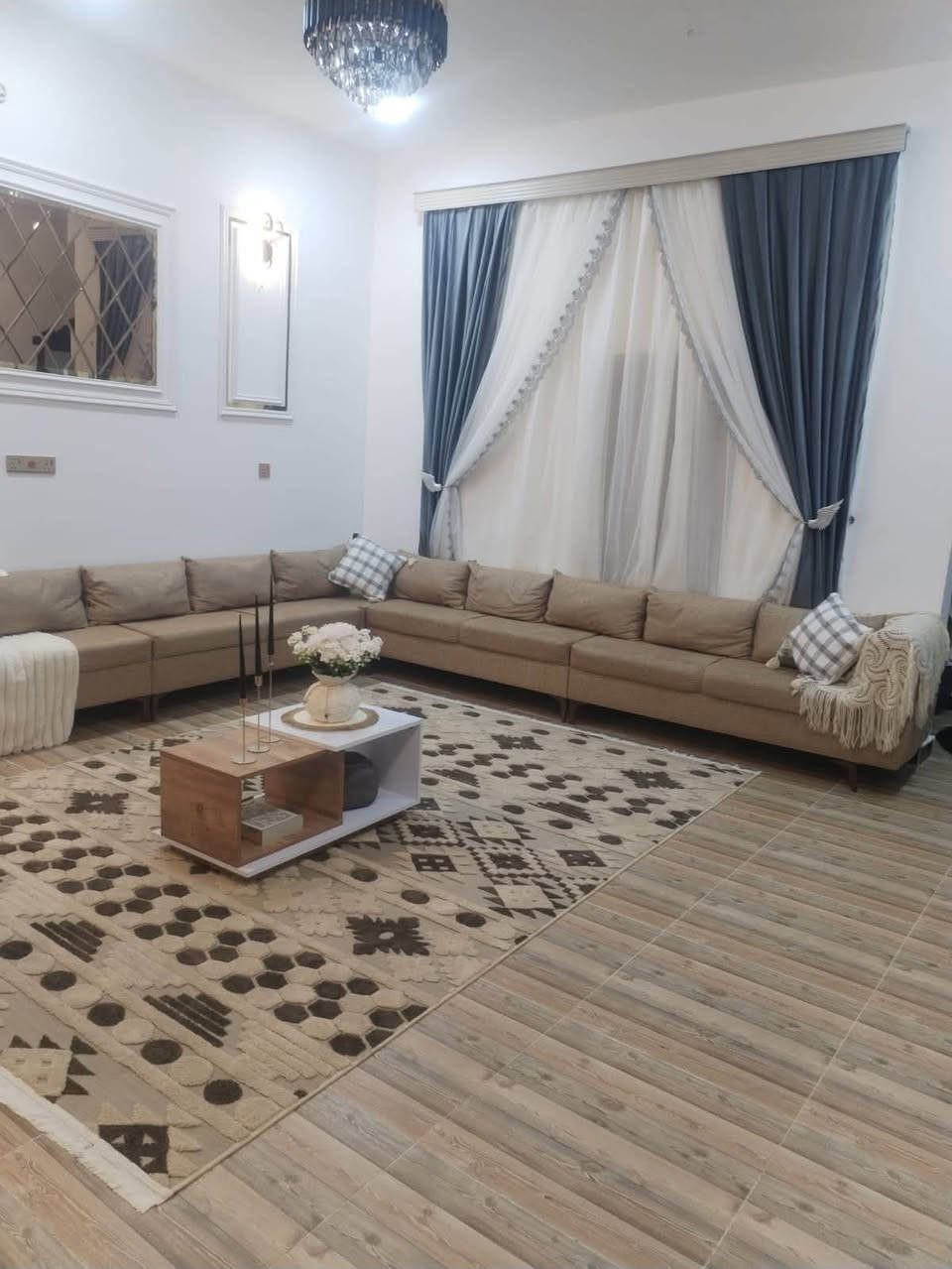 السلام عليكم المساحه ٢٠٠ متر طابو زراعي عراقي سند ٢٥ ثاني بيت عن التبليط يتكون من غرفتين غرفه منهن سويت وصاله ومطبخ واستقبال ومجمع صحيات وحديقه وكراج البيت شغل درجه أولى بيبات تفصال شبابيك تفصال الاتصال على الرقم***********☎️ السعر ١٣٥ مع الاثاث
