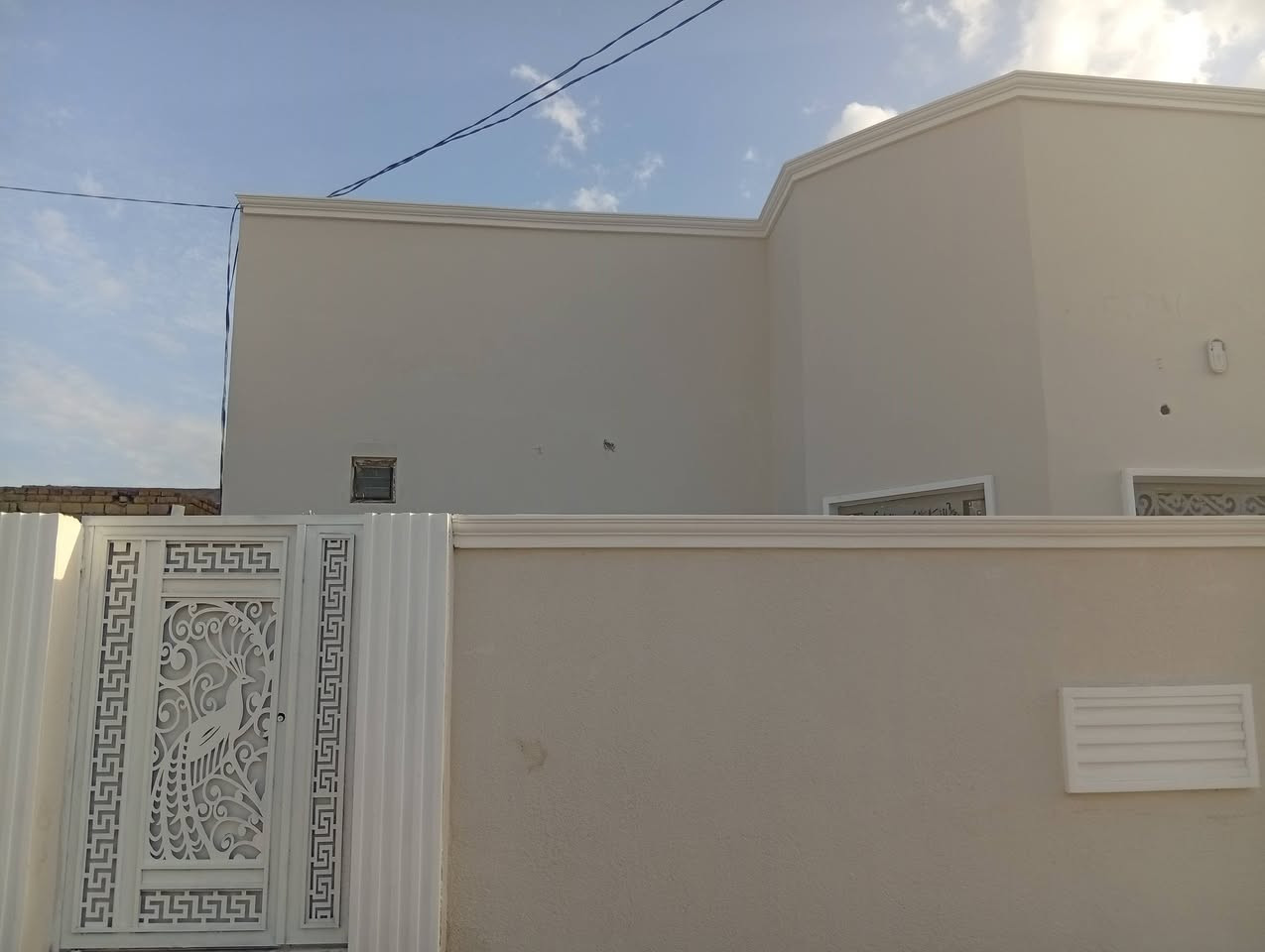 سلام عليكم بيت لبيع حي امين مساح ١٦٥م  غرفتين صاله براني مطبخ صيحات خارجه وداخليه سعر ٥٥ وبه مجال هاذه رقم ***********
